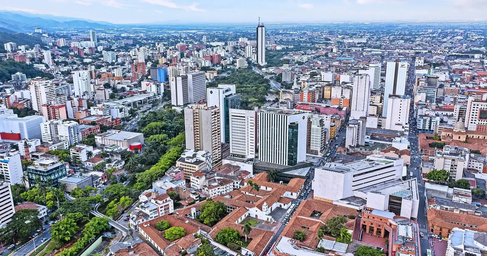 Vista aérea del centro y el norte de Cali, con la Torre de Cali al fondo
