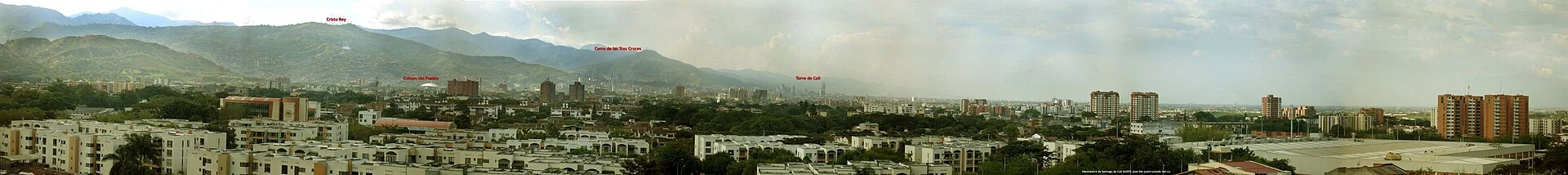Panorámica de Cali con la cordillera occidental al fondo