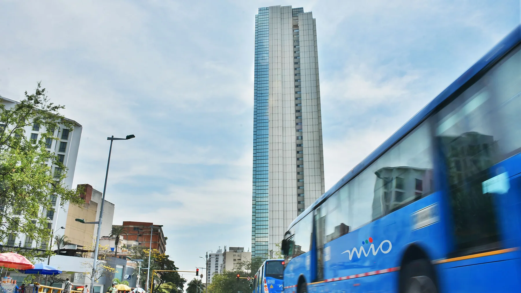 Estación del MÍO frente a la Torre de Cali