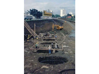 La excavación y los pilotes, antes de que hubiera un solo piso. Todo lo que hoy se ve empezó por debajo del nivel de la calle.