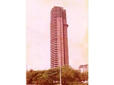 La torre en sus primeros años, desde el bulevar. El tono rosado no es del edificio: es la película de la época, desteñida por el tiempo.
