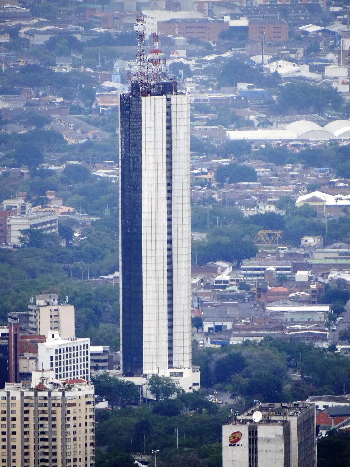 La Torre de Cali vista desde el mirador de Cristo Rey