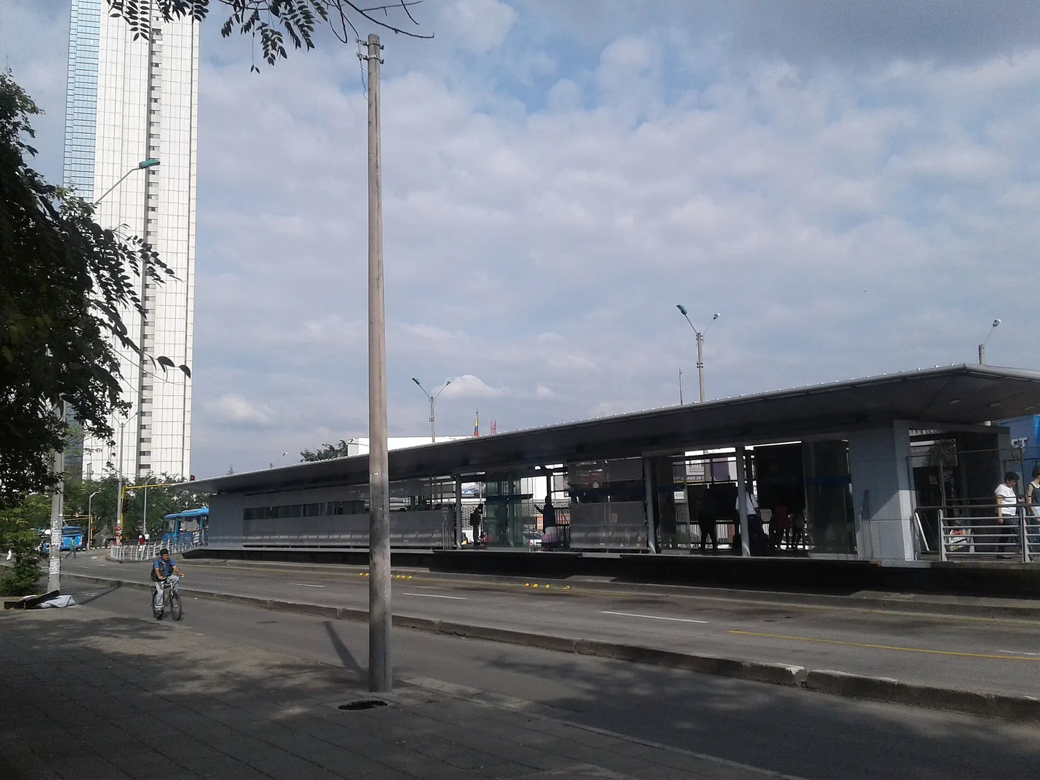 La Torre de Cali desde la estación del MÍO