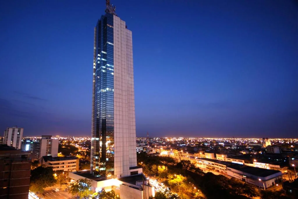 La Torre de Cali encendida sobre la ciudad al anochecer