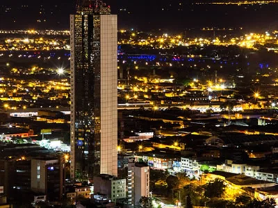 La torre hoy, encendida sobre Cali.